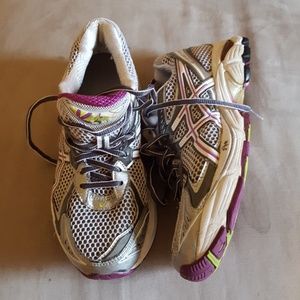 Asics gel tennis shoes.